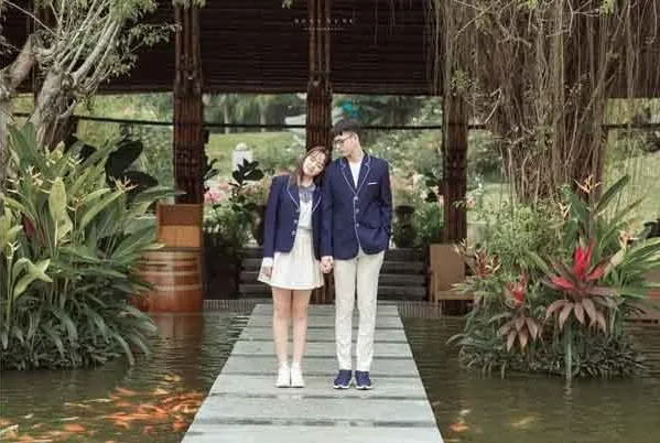 Cô gái đơn giản tựa vào vai chàng khi chụp ảnh
