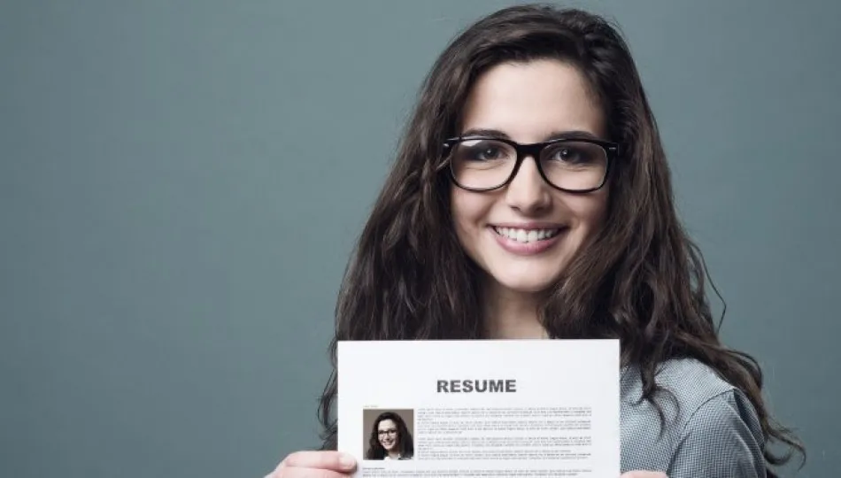 Tư thế và biểu cảm thoải mái khi chụp ảnh CV bằng điện thoại.