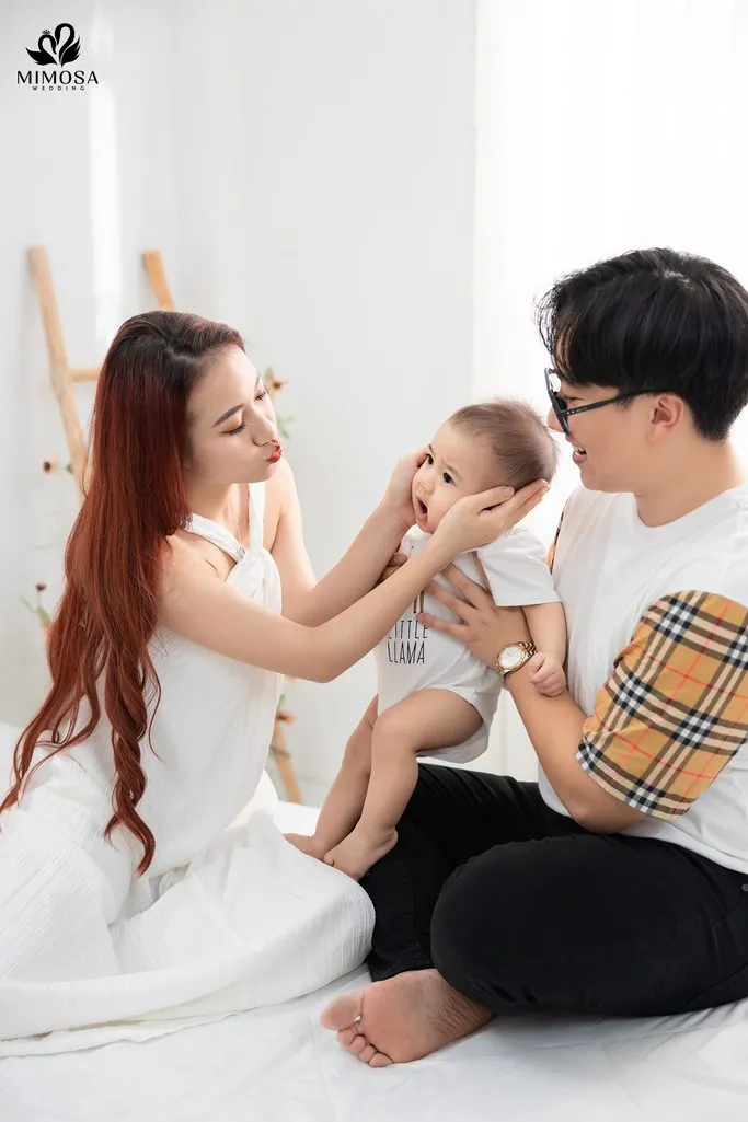 Gia đình 3 người ôm nhau tình cảm, thể hiện sự gắn kết