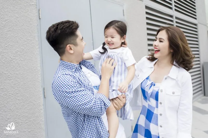Bố bế con gái, mẹ trêu đùa, tạo dáng ảnh gia đình 3 người đầy yêu thương