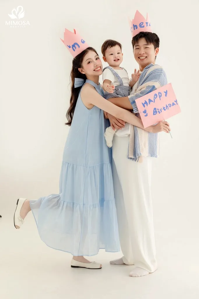 Bố mẹ và bé cười tươi, cách tạo dáng chụp ảnh gia đình 3 người tự nhiên