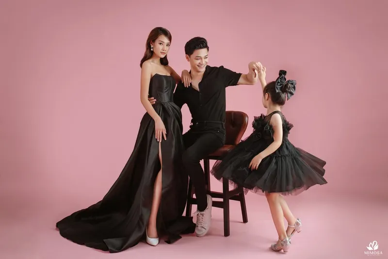 Bố xoay con gái, mẹ nhìn theo, hình ảnh gia đình 3 người vui tươi