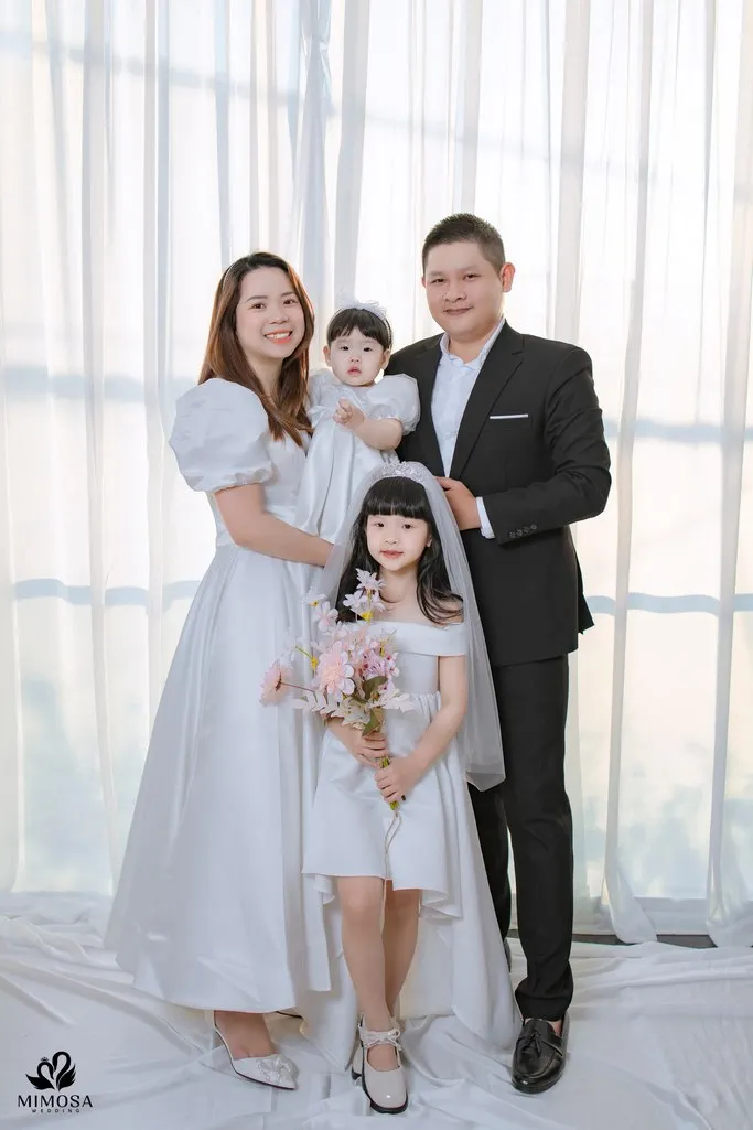 Tạo dáng truyền thống nhìn thẳng ống kính cho hình gia đình 4 người