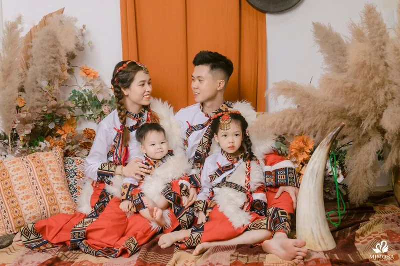 Gia đình 4 người mặc đồng phục áo phông màu xanh chụp ảnh