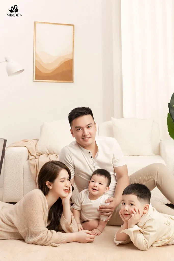 Gia đình 4 người mặc áo dài truyền thống chụp ảnh trong studio