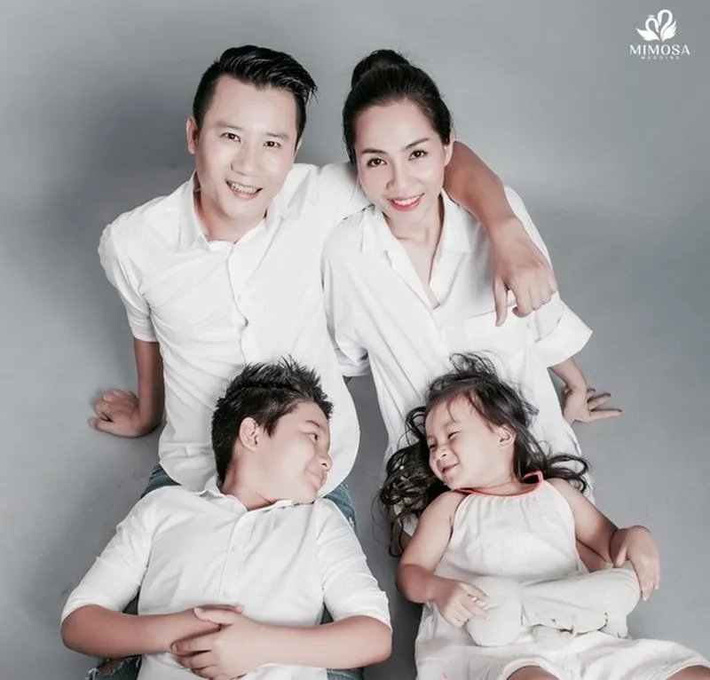 Gia đình 4 người nằm trên sàn và nhìn vào nhau