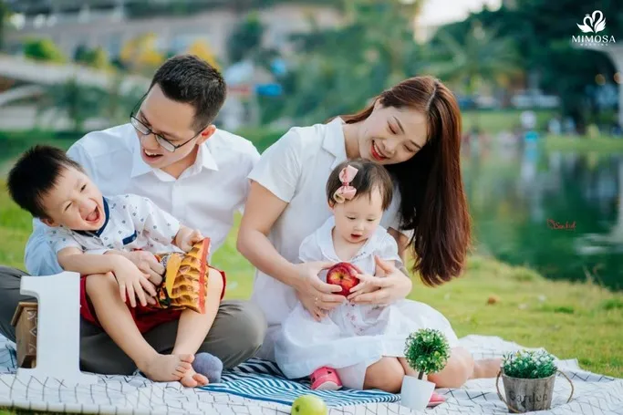 Gia đình 4 người tạo dáng picnic ngoại cảnh
