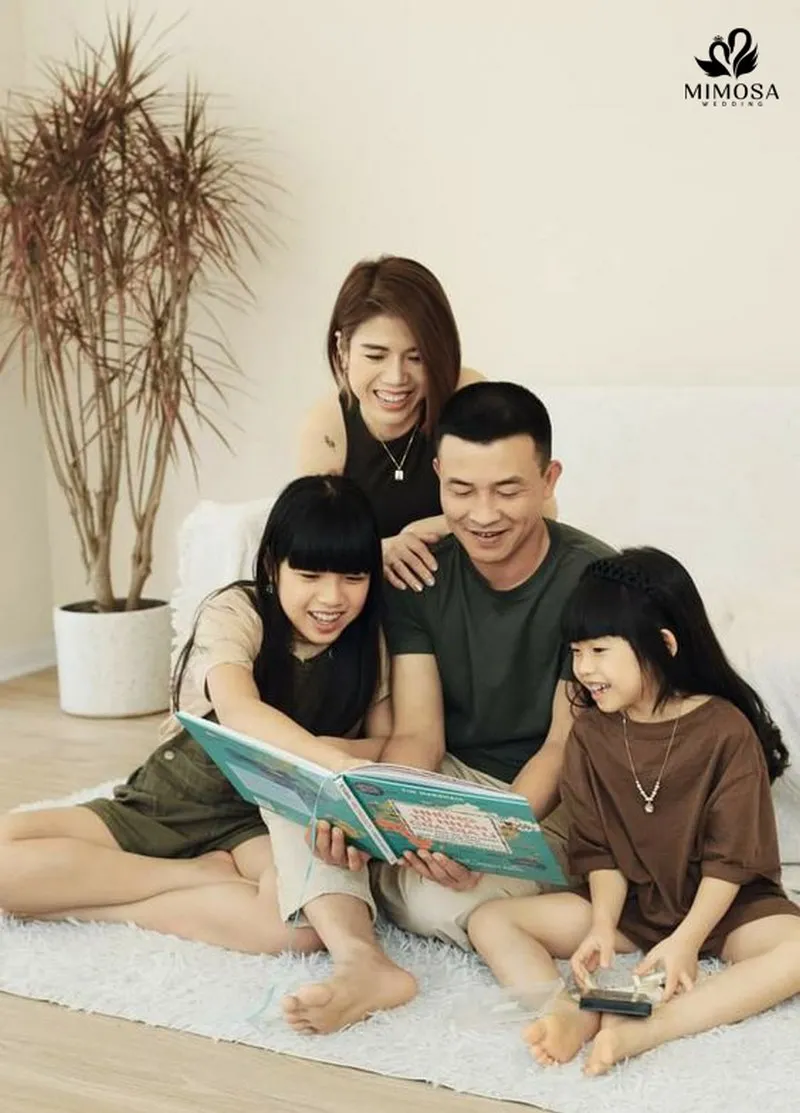 Bố mẹ và con cùng nhau học bài trong studio