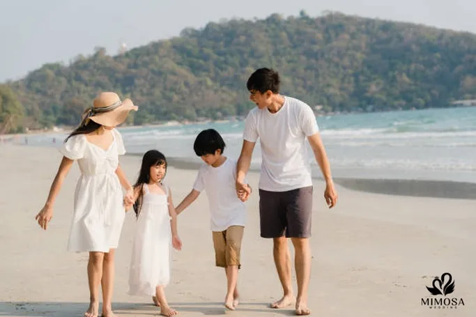 Dắt tay nhau và vui đùa khi chụp ảnh ngoại cảnh