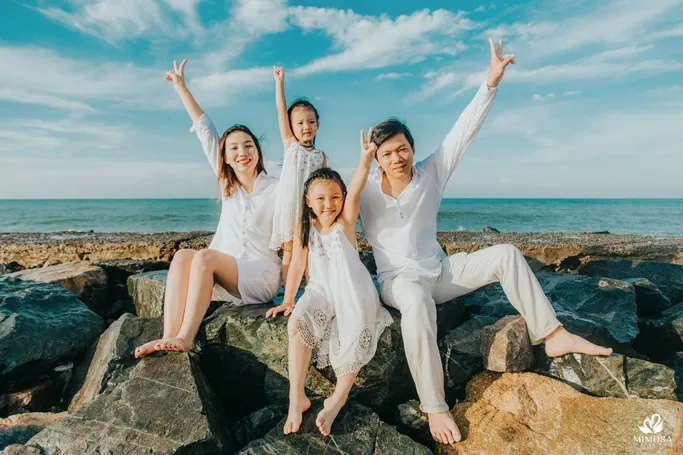 Gia đình 4 người vui đùa trên bãi biển
