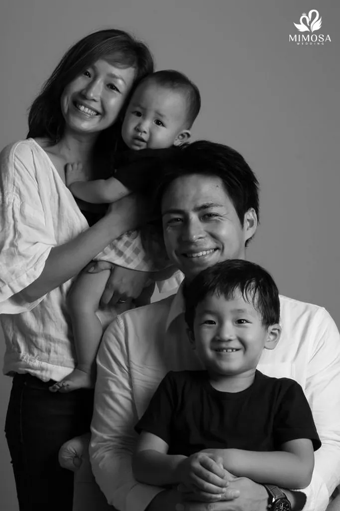Gia đình 4 người tạo dáng đơn giản và hạnh phúc trong studio