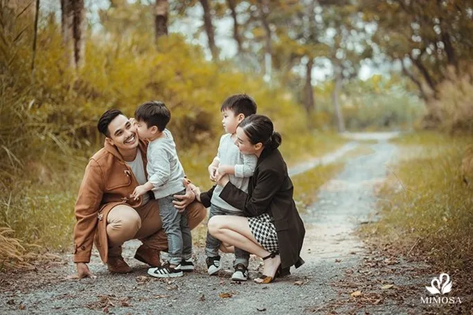 Bố mẹ chơi cùng con trong công viên