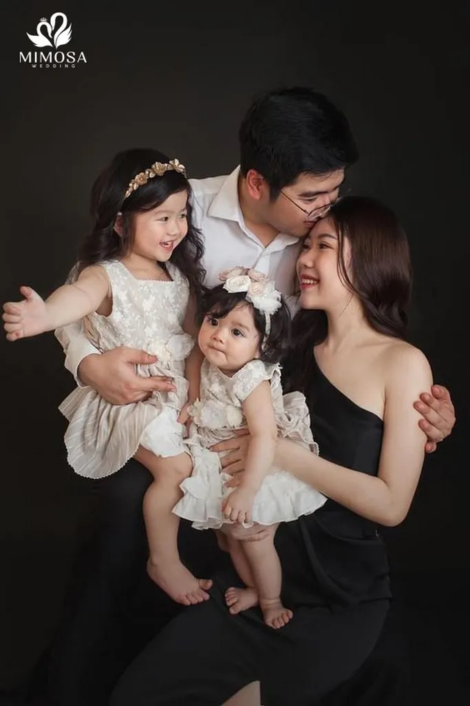Dáng chụp cho gia đình có hai bé gái khi chụp hình 4 người