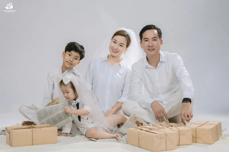 Gia đình 4 người hơi nghiêng người về phía ống kính