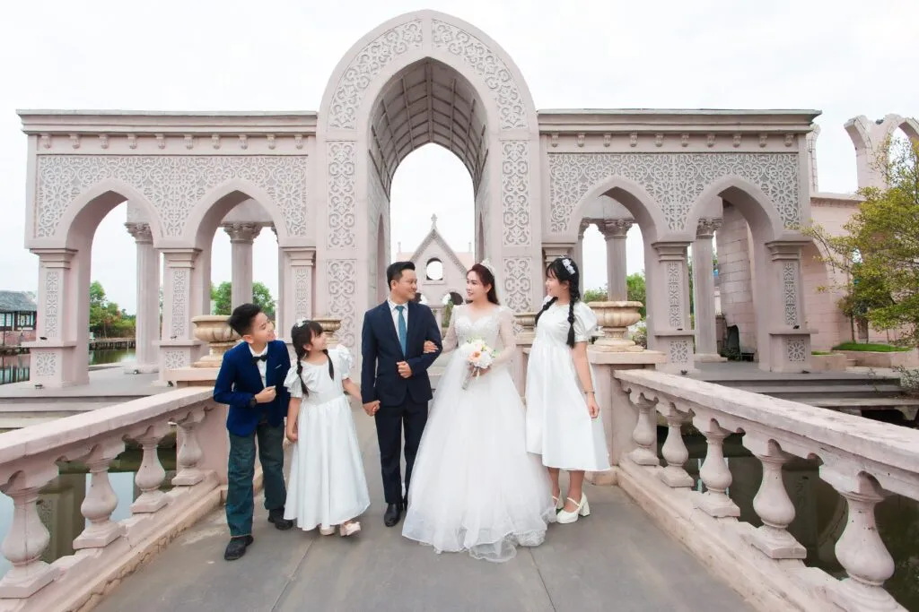 Ảnh gia đình chụp kỷ niệm vui vẻ, thể hiện sự gắn kết