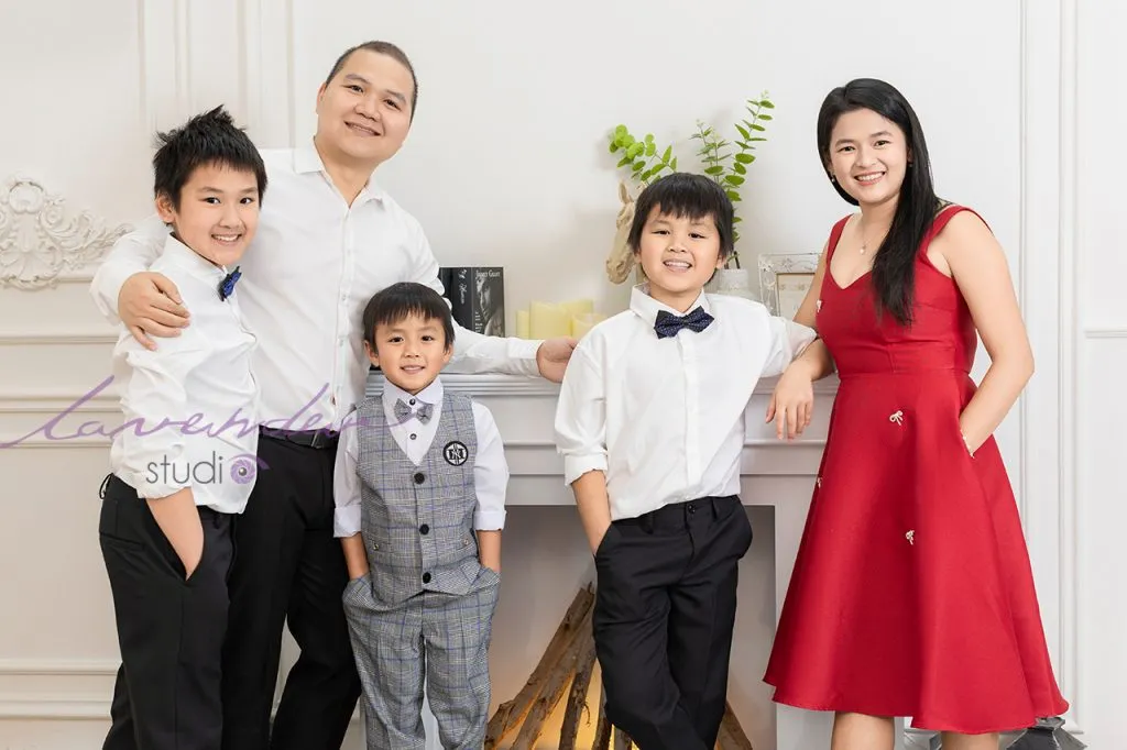 Ảnh gia đình hạnh phúc chụp tại studio Lavender dịp Tết