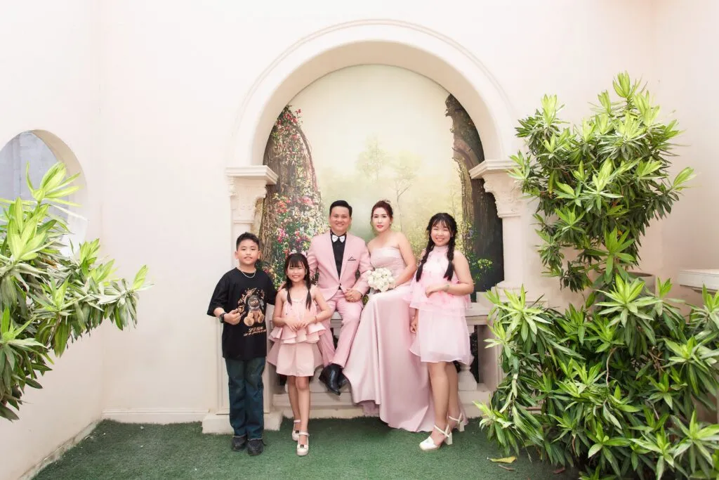Bức ảnh gia đình 5 người tạo cảm giác ấm cúng và cân đối