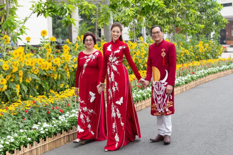 Gia đình chụp ảnh khi đi du xuân