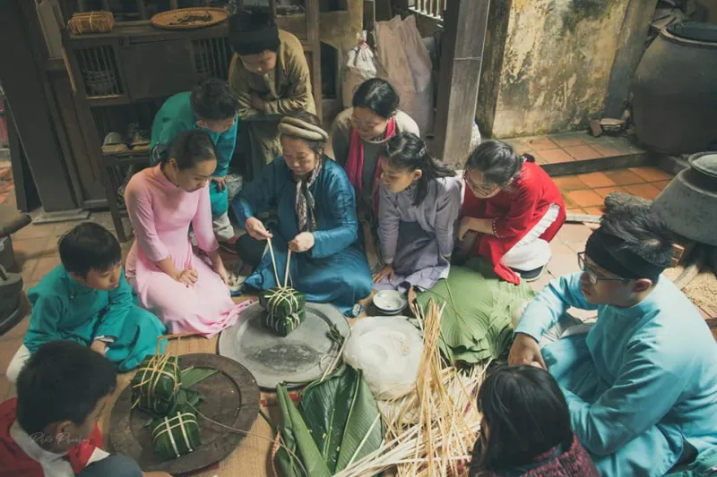 Gia đình cùng nhau gói bánh chưng ngày Tết