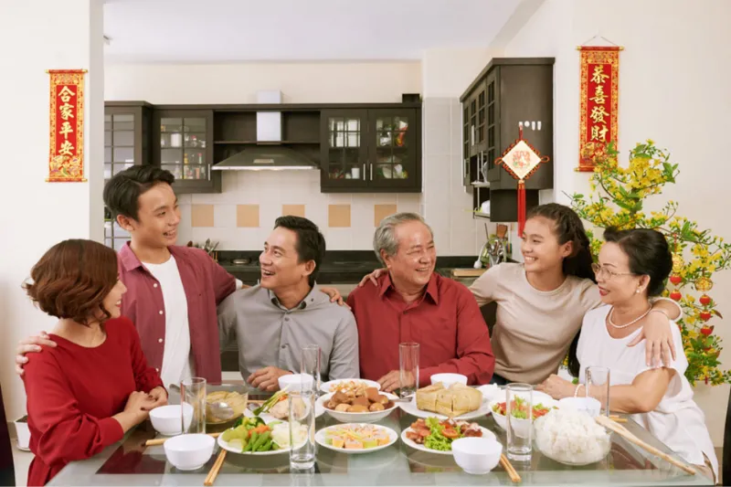 Gia đình sum họp bên mâm cơm ngày Tết