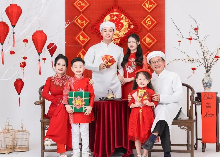 Gia đình với trang phục màu sắc tươi vui ngày Tết
