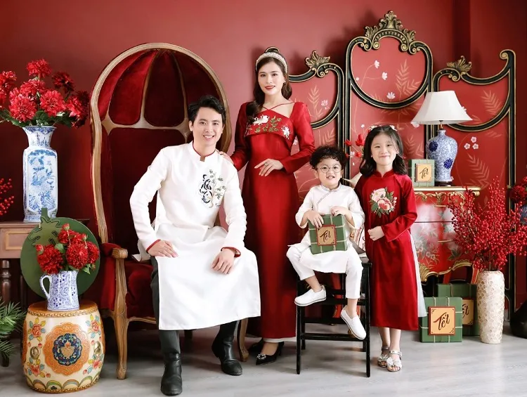 Gia đình mặc áo dài truyền thống chụp ảnh Tết