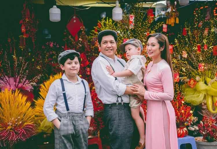 Gia đình chụp ảnh tại chợ hoa Tết