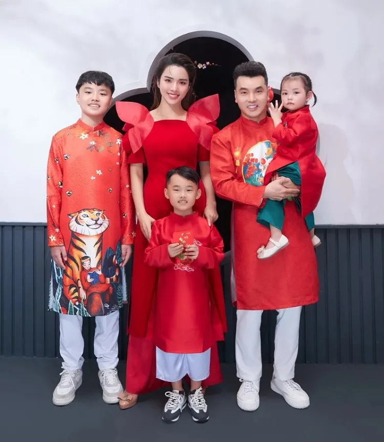 Gương mặt với đôi mắt trang điểm nhẹ nhàng