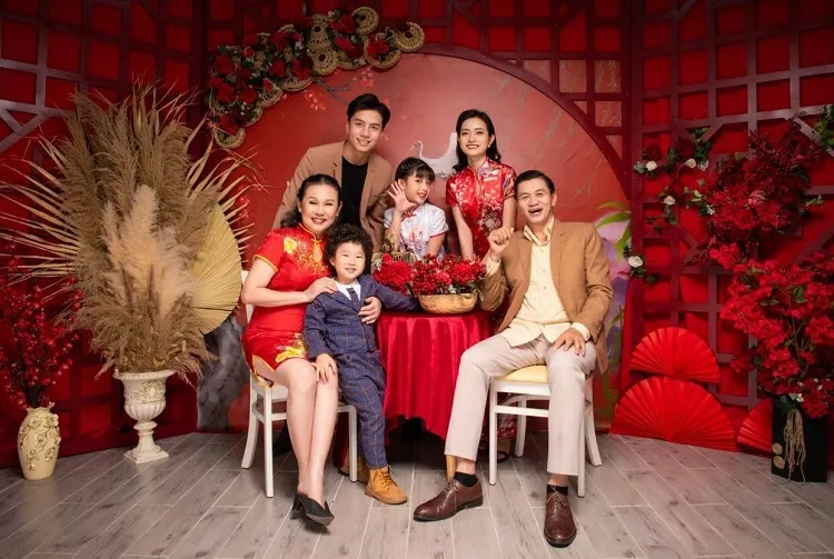 Gia đình hạnh phúc chụp ảnh ngày Tết