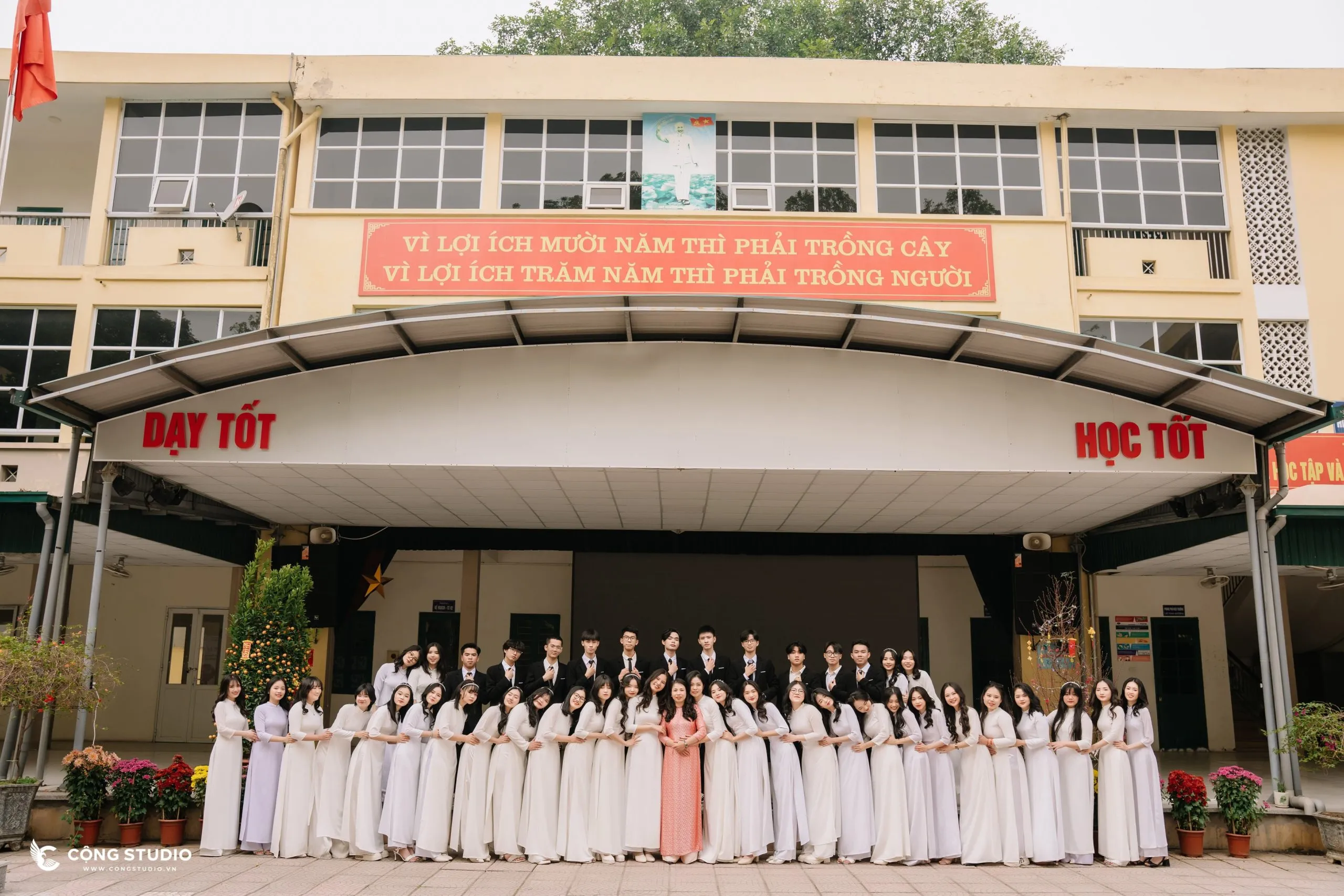 Ảnh tập thể lớp với dáng nghiêng đầu và cười tươi