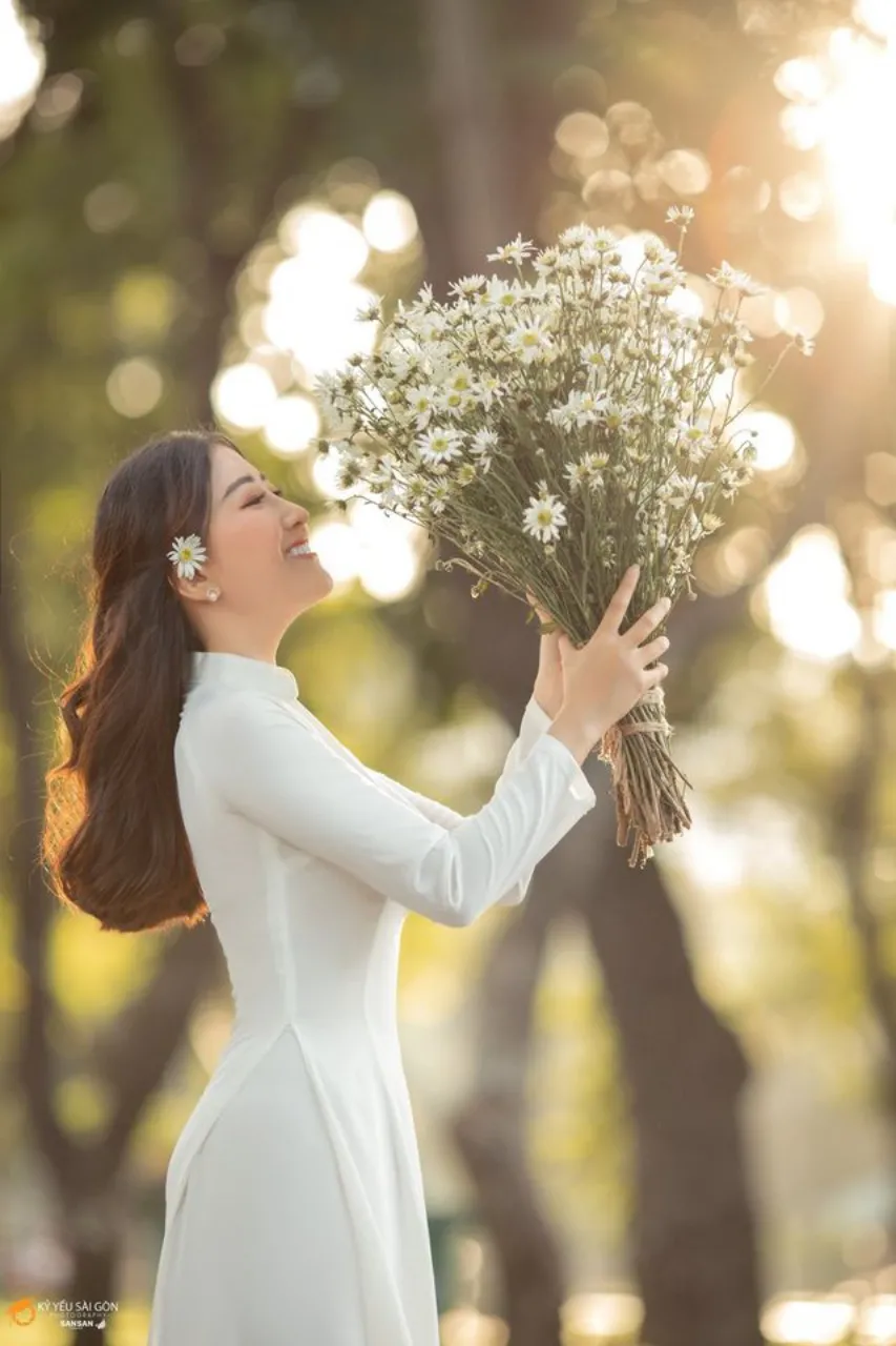 Những bông cúc họa mi trắng nhỏ, tạo không khí thơ mộng cho ảnh kỷ yếu