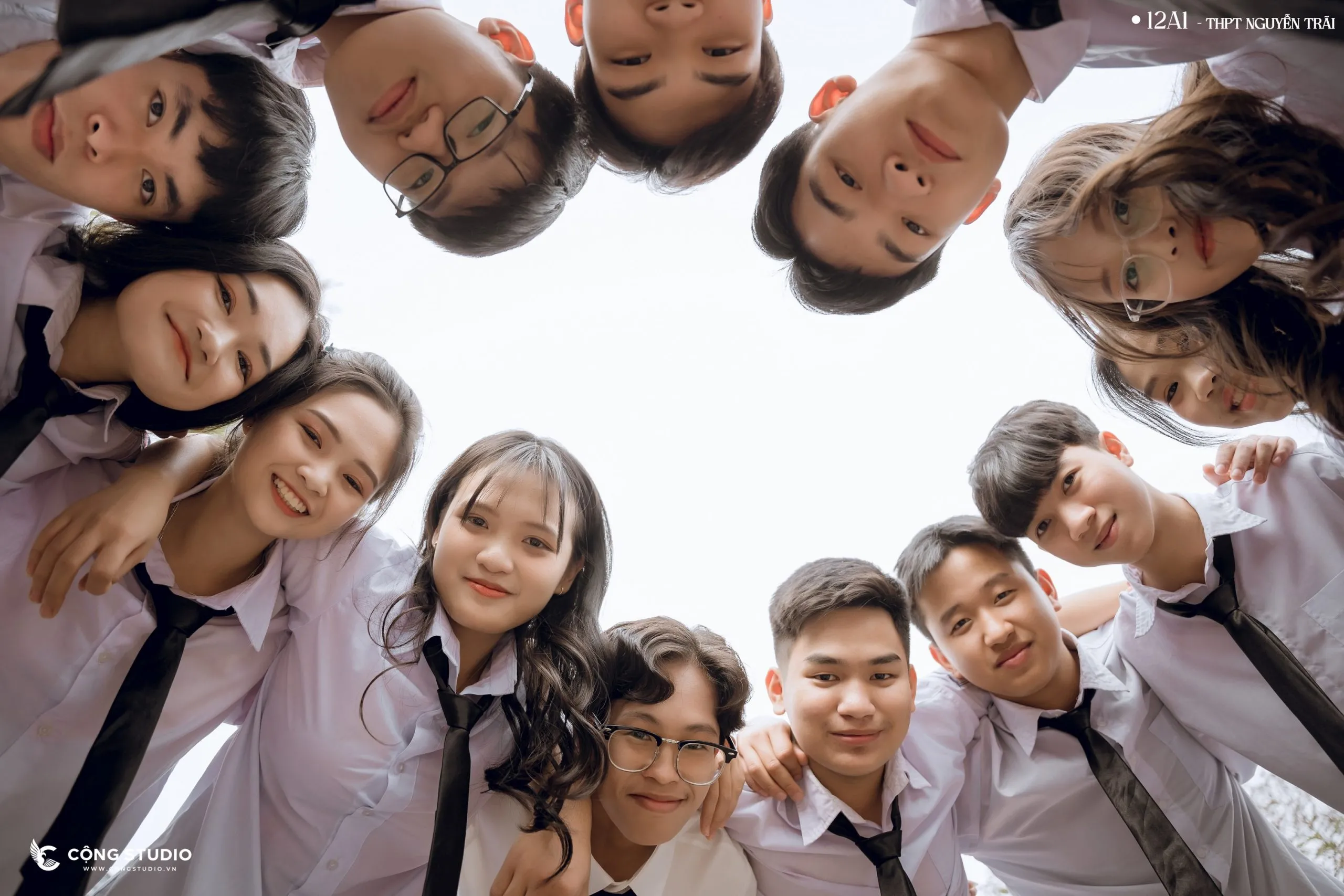 Nhóm học sinh quây tròn nhìn xuống camera