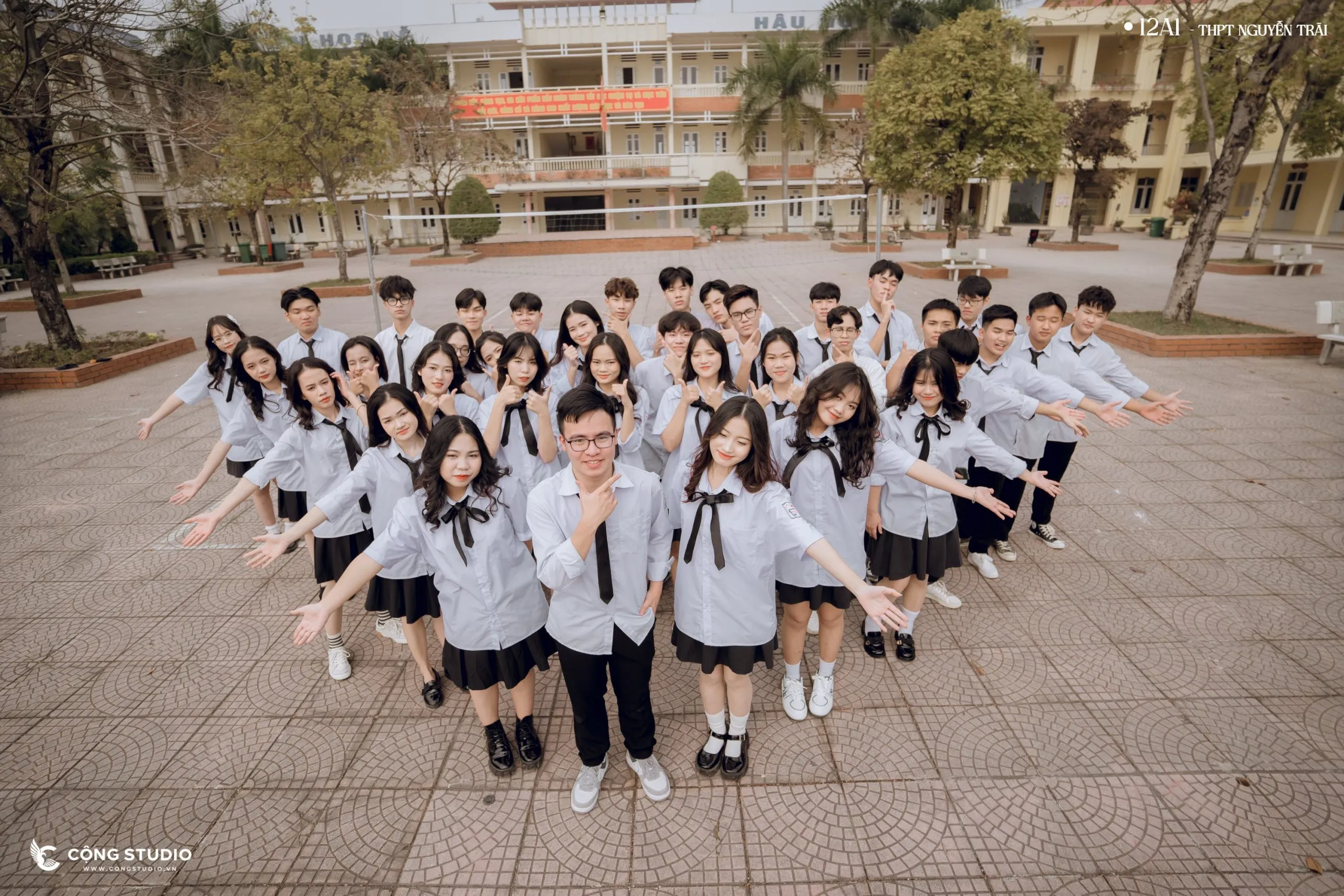 Học sinh xếp đội hình chữ V chụp ảnh tập thể