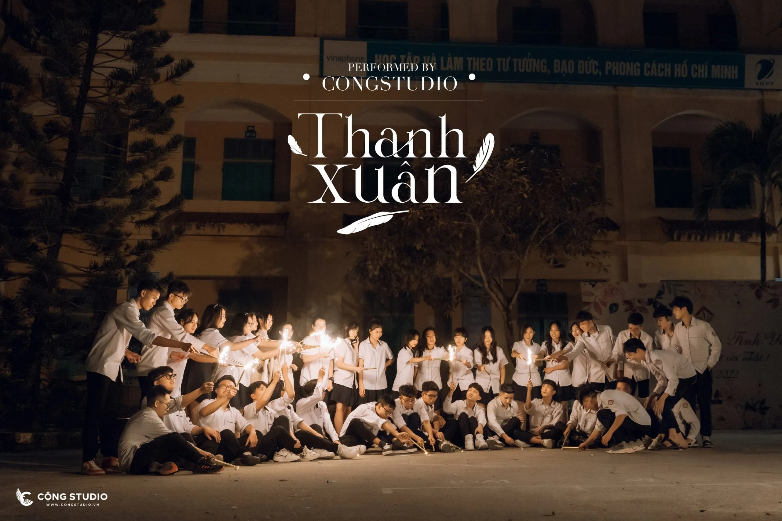 Ảnh nhóm học sinh ngồi xếp bằng trên cầu thang chụp ảnh kỷ yếu