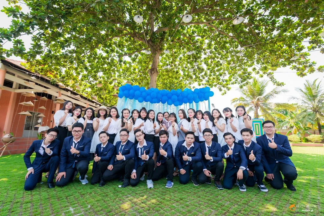 Nhóm học sinh chụp ảnh kỉ yếu trong lớp học, lưu giữ kỷ niệm