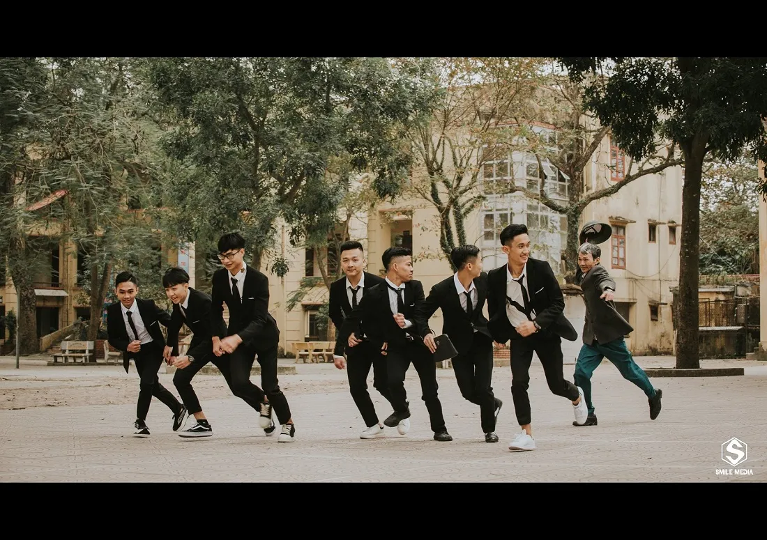 Nhóm bạn nam tạo dáng tinh nghịch chụp ảnh kỷ yếu cùng nhau
