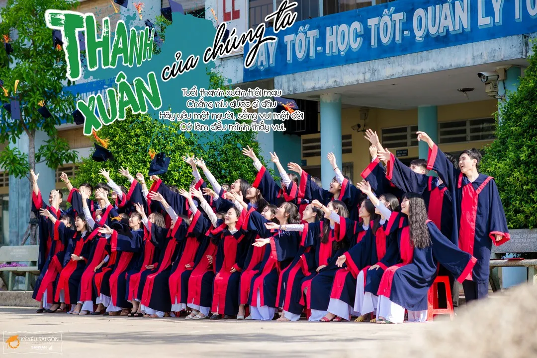 Toàn cảnh lớp chụp ảnh kỉ yếu ngoài trời tại trường học