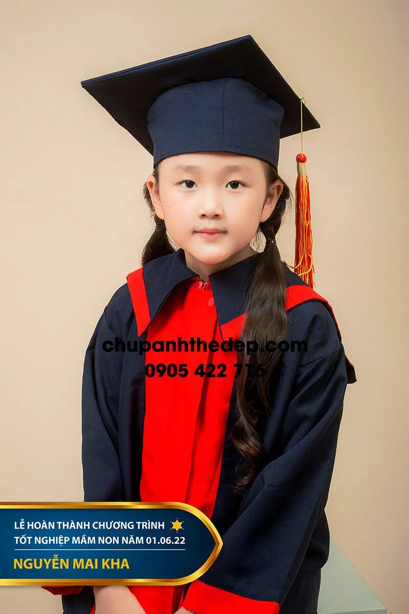 Cận cảnh bộ áo cử nhân mầm non bé đang mặc chụp ảnh kỷ yếu