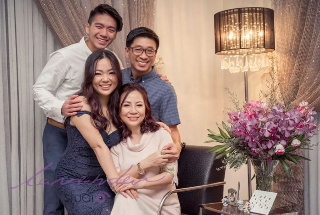 Nhiếp ảnh gia Lavender Studio đang chụp ảnh gia đình với bối cảnh hiện đại