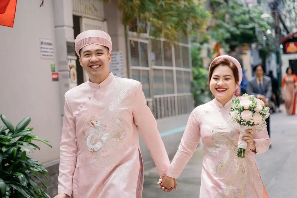 Tương tác ấm áp giữa cô dâu chú rể và khách mời nhí