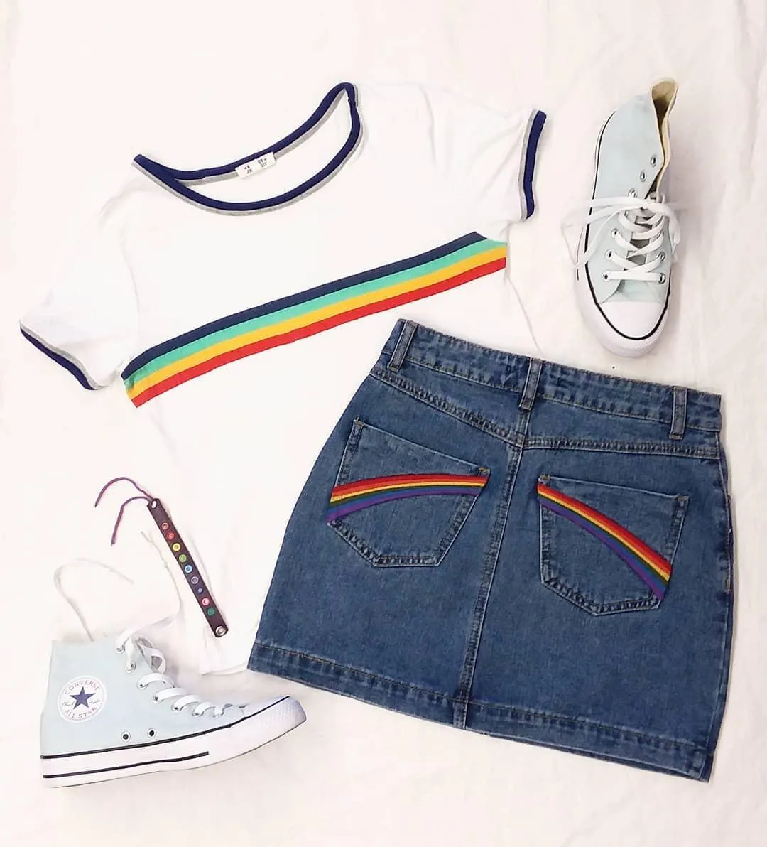 Ảnh thời trang chụp phẳng quần jeans và phụ kiện trên nền màu