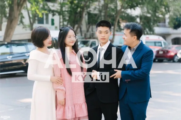 Mẹ và con gái chụp ảnh kỷ yếu thể hiện tình cảm mẫu tử