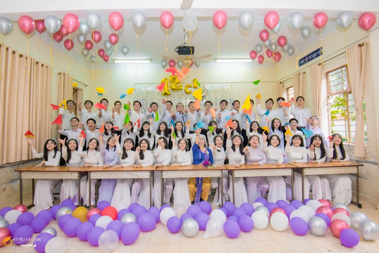 Bảng đen trang trí với tranh vẽ và chữ viết tay về kỷ niệm học sinh