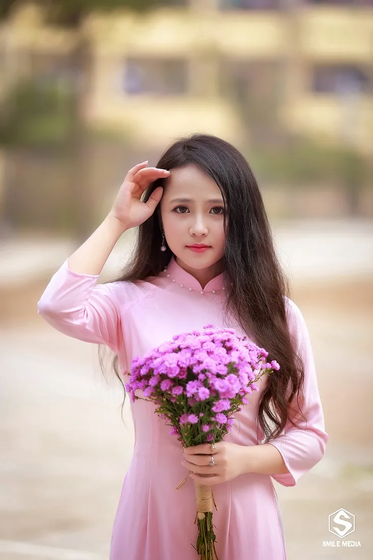 Ý tưởng chụp ảnh cá nhân với trang phục đơn giản và phụ kiện hoa