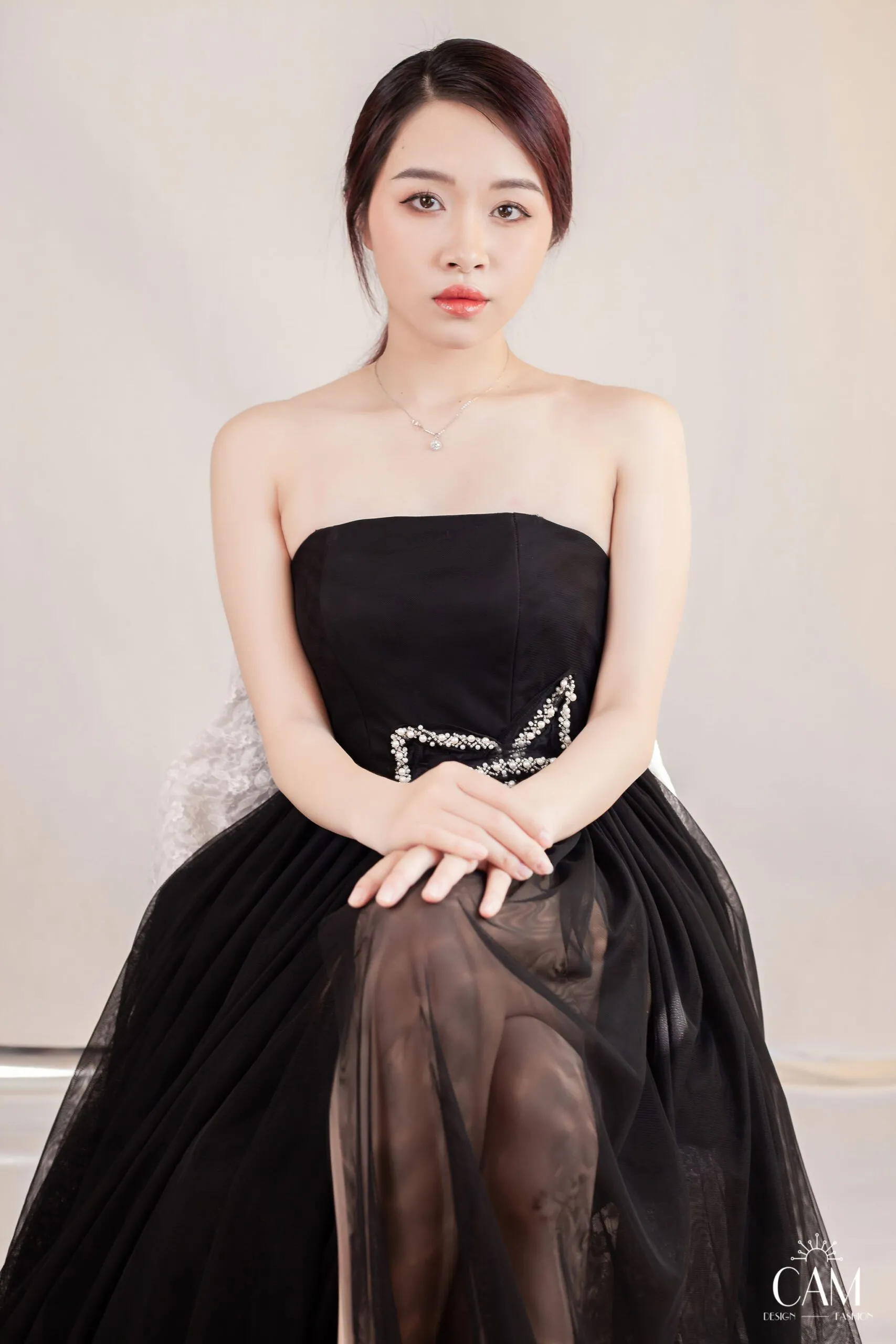 Ảnh beauty tại studio với bối cảnh gương, concept chụp ảnh sinh nhật ấn tượng