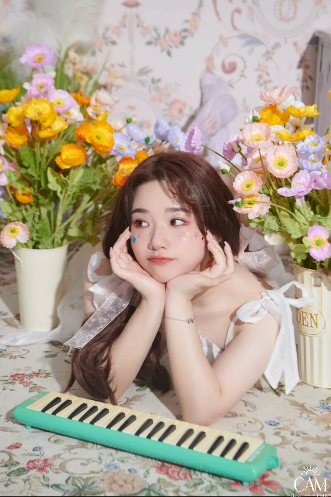 Cô gái trong bối cảnh studio đầy hoa, concept sinh nhật nàng thơ dễ thương