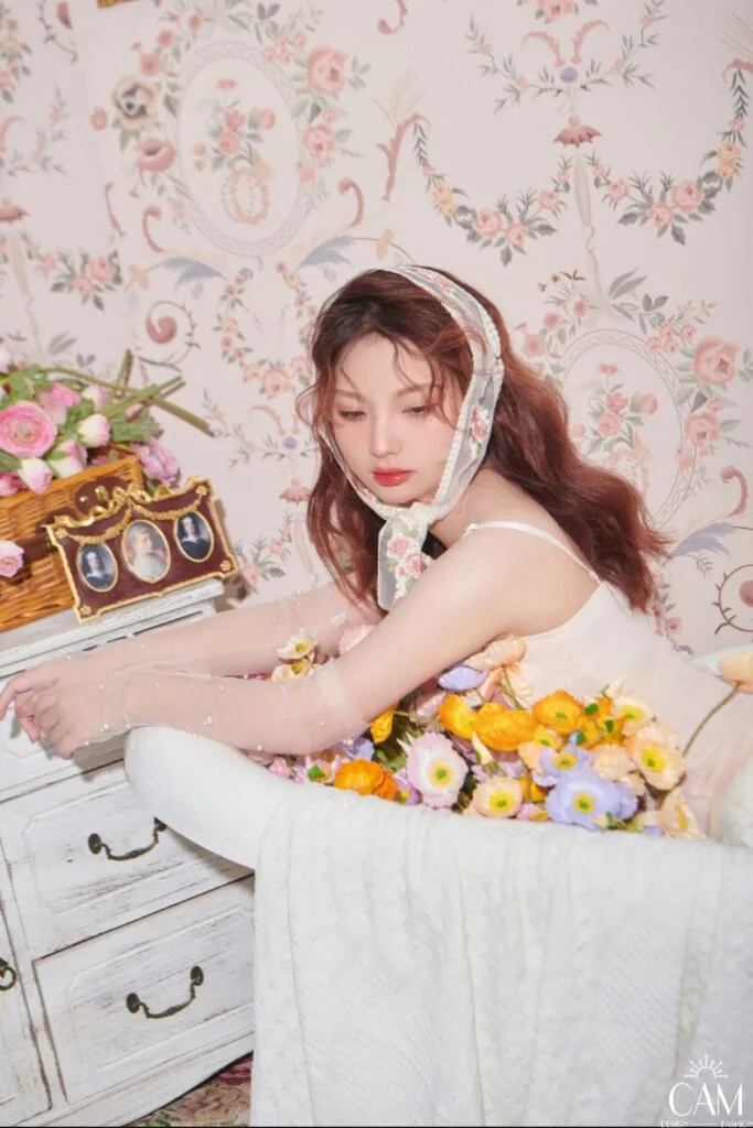 Cô gái và hoa trong studio, ý tưởng chụp sinh nhật nhẹ nhàng