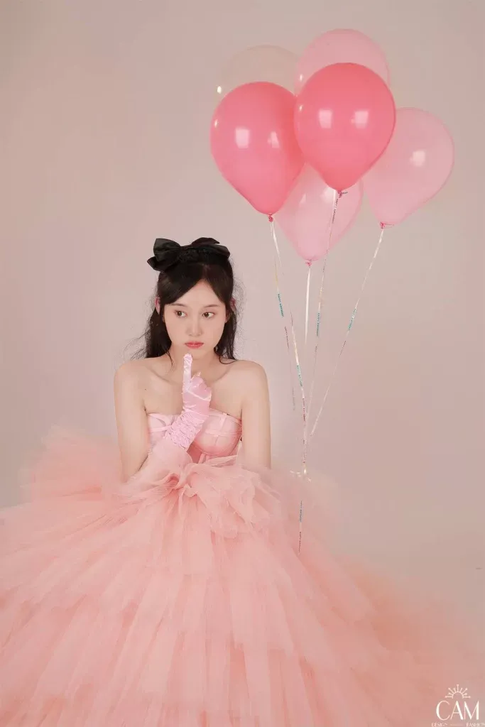 Cô gái ngồi giữa không gian trang trí bong bóng, ý tưởng chụp ảnh sinh nhật tại studio