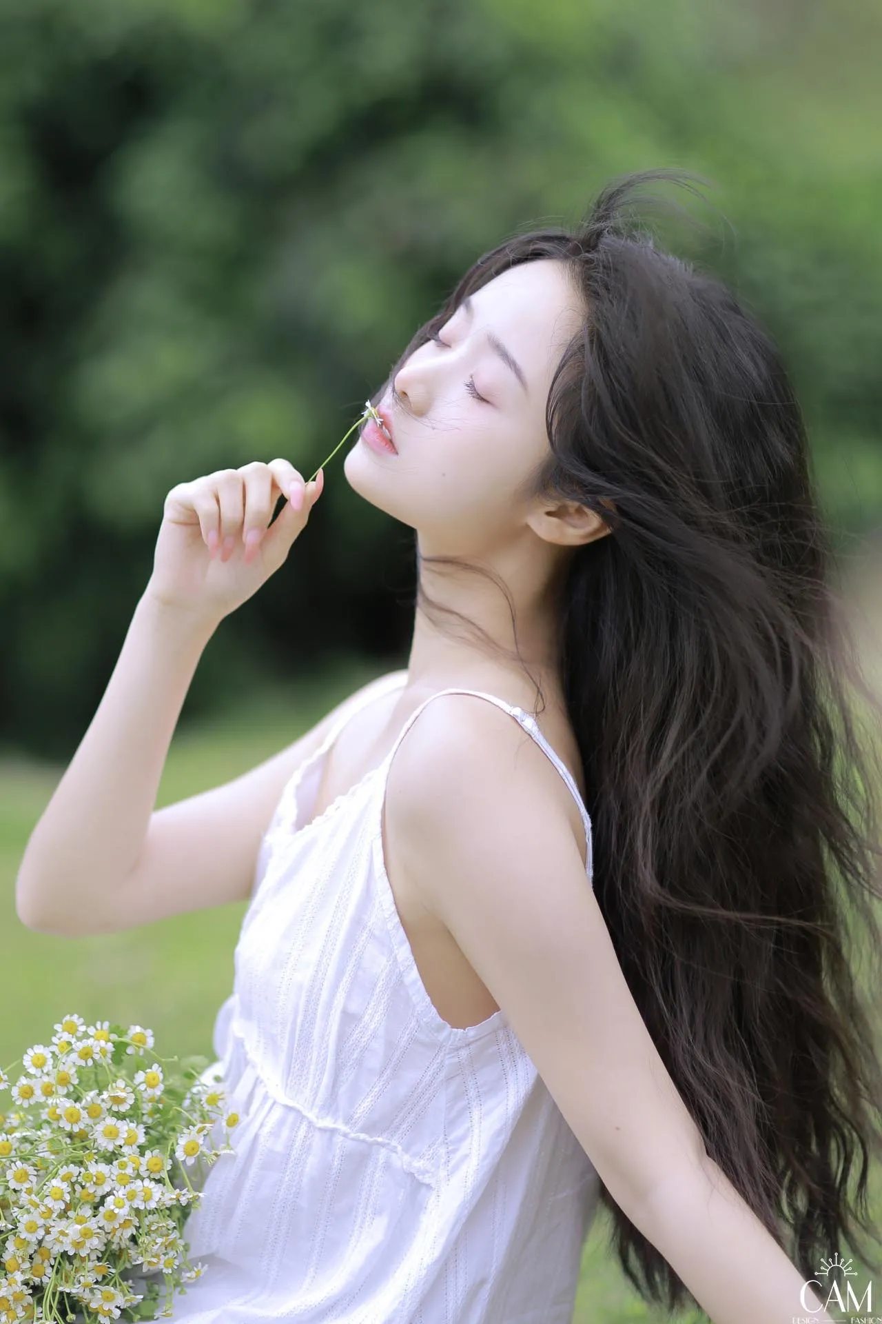 Bộ ảnh sinh nhật em hoa và lá xanh trong veo