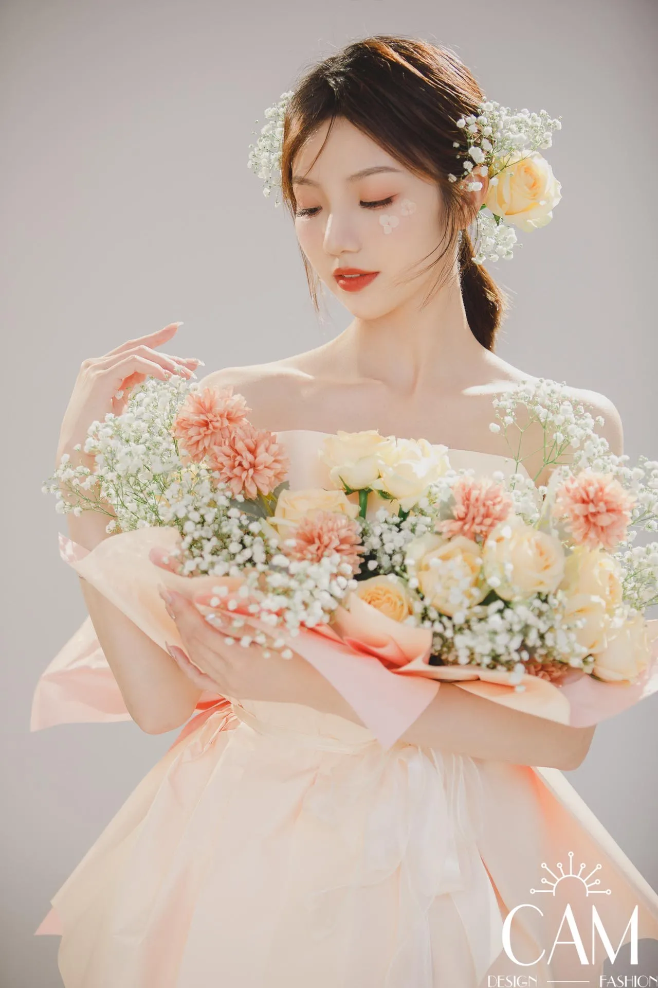 Góc chụp cận mặt cô gái với hoa và bokeh, thể hiện nét 'đóa hoa' trong concept chụp ảnh sinh nhật